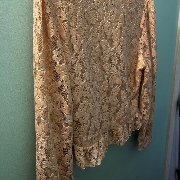 Cute lace blouse - Picture 2 of 2